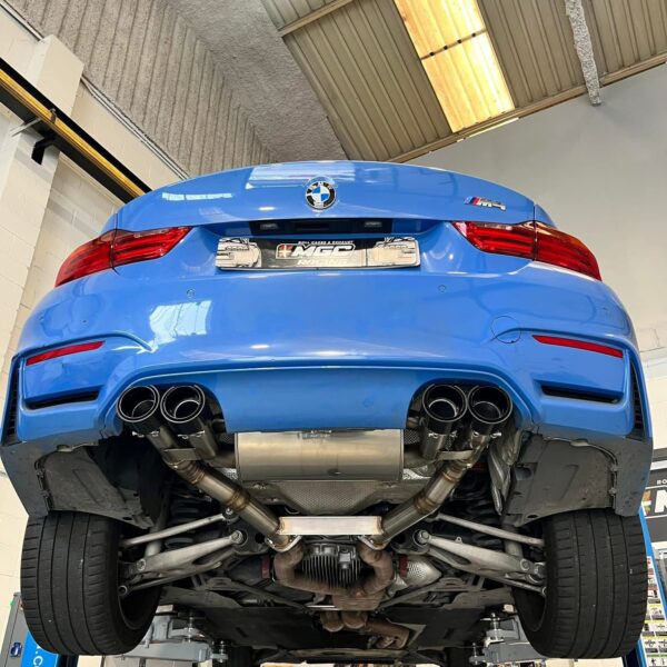 BMW M4 silencioso trasero sonido